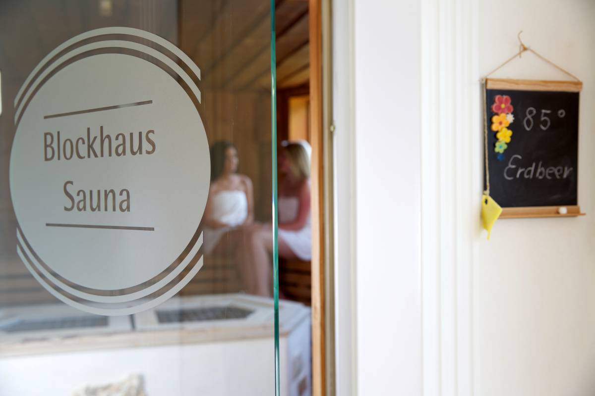 Eingang zur Blockhaus-Sauna im Hotel Waldlust Tonbach